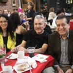 Karina Vargas-manzur (izquierda), Invitado (centro) y Edmundo Beltrán (derecha)